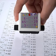 Mena Rise Toplama ve Çıkarma Işlemi Alıştırma Test Kaşesi – Matematik Eğitim Oyuncağı | Ayarlanabilir Rulo Damga | Matematik Soruları | 1-100 Arası Sayılar | Çocuklar Için Pratik ve Öğrenme Arac