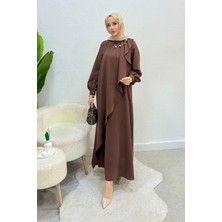 Tesettür Diyarı Krep Kumaş Yakası Inci Detaylı Levanur Elbise- Acı Kahve