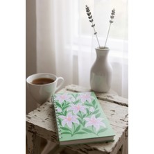 Chi-Chi Papers A5 Çizgili Spiralli Defter | El Yapımı, 96 Yaprak, Ivory Kâğıt - Mor Zambaklar