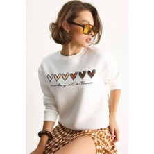 Şerice Kadın Beyaz Kalp Baskılı Sweatshirt