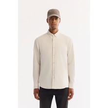 AVVA Erkek Kırık Beyaz Düğmeli Yaka %100 Pamuk Soft Touch Kadife Regular Fit Gömlek B002032