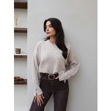 Esra Helvacı V Yaka Kol Düğmeli Yumoş Kazak