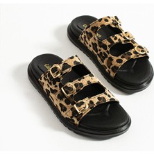 Güllü Shoes Leopar Desenli Üç Altın Tokalı Kadın Terlik | Ortopedik Tabanlı Şık ve Işıltılı Yazlık Model