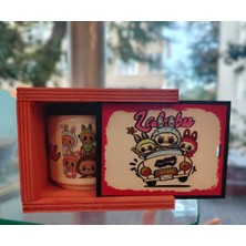 Ada Çanta Kırtasiye Labubu Figürlü Ahşap Kutulu Orta Boy Porselen Kupa Bardak AD66193