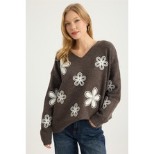 Home Store V Yaka Çiçek Nakışlı Triko