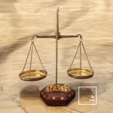 İki Yedi Konsept Balaton 50G Yıldız Işlemeli Pirinç Adalet Terazisi – Ahşap Tabanlı Hukuk Ofisi Hediyesi Avukata Özel