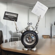 İki Yedi Konsept Robinio 77-1 Gri Robot Masa Saati, Not ve Kart Tutuculu Dekoratif Saat, Ofis Hediyesi Aksesuar