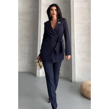 AKD Atelier Kadın Ikili Alt Üst Takım Şık Kuşaklı Drapeli Broş Detaylı Blazer Ceket Boru Paça Pantolon Takım