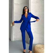 AKD Atelier Kadın Ikili Alt Üst Takım Şık Kuşaklı Drapeli Broş Detaylı Blazer Ceket Boru Paça Pantolon Takım