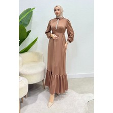 Tesettür Diyarı Taşlı Gömlek Yaka Altı Fırfırlı Saten Tesettür Abiye- Taba