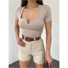 Kare Yaka V Detay Crop Bluz