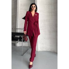 AKD Atelier Kadın Ikili Alt Üst Takım Şık Kuşaklı Drapeli Broş Detaylı Blazer Ceket Boru Paça Pantolon Takım