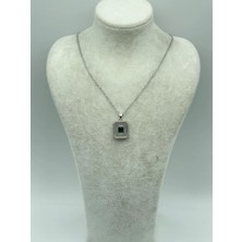 Elifra Gümüş Renk Çelik Kolye – Zümrüt Taşlı Minimal Tasarım