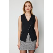 On Kadın Süs Kapak Cepli Asimetrik Kesim Yelek 64901 Siyah