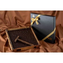 CK Chocolate Çekiçli Ahşap Kutu Bitter Antep Fıstıklı Beyoğlu Çikolata 1000 G
