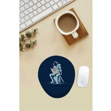 Gazete Okuyan Astronot Desenli Bilek Destekli Mouse Pad