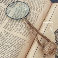 İki Yedi Konsept Chausson Hasır Saplı Dekoratif Büyüteç – 21 cm Masaüstü Obje, Ofis Aksesuarı, Lüks Hediyelik