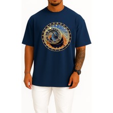 Bahriyeli Collection Oversize Prague Astronomical Clock Old Town Göğüs Tasarımlı Unisex T-Shirt