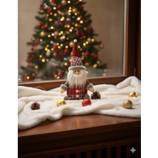 Dodomar 35 cm Ekoseli Oturan Noel Baba Figürü – Dekoratif Yılbaşı Peluş Süsleme Modeli