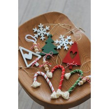 Kırmızı Dekoratif Çam Ağacı Süsü, Baston Şeker ve Kar Tanesi Ahşap Detaylar