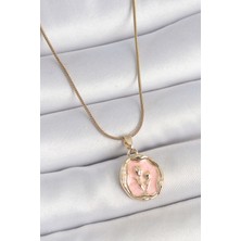 Claris 316L Çelik Gold Renk Zincir Pembe Mineli Çiçek İşlemeli Portre Model Kadın Kolye