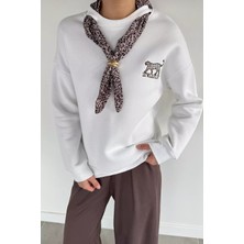 Gülseli Kadın Bisiklet Yaka Fular Aksesuarlı Nakışlı Şardonlu Sweatshirt P-00019095