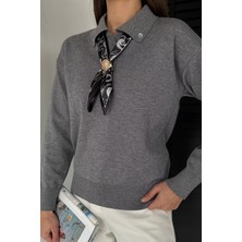 Gülseli Kadın Polo Yaka Fularlı ve Broşlu Triko Bluz P-00019077
