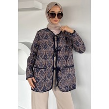 Julude Ön Bağlamalı Kapitoneli Desenli Tesettür Ceket P-00018988