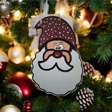 Çok Renkli Yılbaşı Dekorasyonu, Noel Temalı Süsler ve Çam Ağacı Aksesuarları