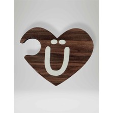 Mundy Ü Harfi (Sağ Parça) – Ahşap Puzzle Kalp Harf Magnet – Buzdolabı Süsü – Ikili Uyumlu (KOD:1042)