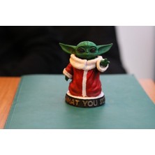 Sevimli Baby Yoda Noel Temalı Kırmızı Oyuncak, Eğlence ve Neşe Dolu Hediye Seçeneği