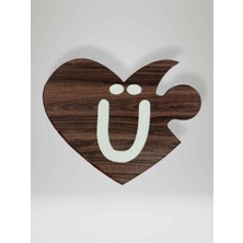 Mundy Ü Harfi (Sol Parça) – Ahşap Puzzle Kalp Harf Magnet – Buzdolabı Süsü – Ikili Uyumlu (KOD:1041)