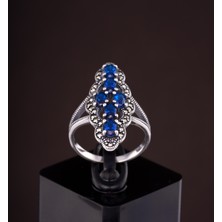 Yıldırım Mavi Taşlı Özel Işlemeli 925 Ayar Gümüş Kadın Yüzük – Zarif ve Işıltılı Tasarım