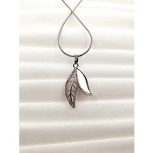 Stella Fortis Gümüş Yaprak Kolye – Zarif Yılan Zincirli, Şık ve Zamansız Tasarım