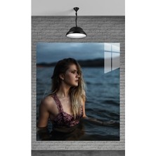 Meta Dekorasyon Denizdeki Kadın Resmi Temperli Cam Üzerine Tablo Sevgilinize Yılbaşı Hediye