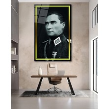 Sarıı Çerçeve Görünümlü Askerlik Yılları Atatürk Siyah Beyaz Cam Tablo