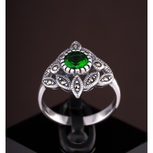 Yıldırım Zümrüt Yeşili Taşlı Vintage Işlemeli 925 Ayar Gümüş Kadın Yüzük – Zarif ve Şık Tasarım