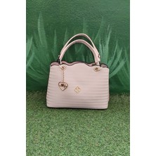 Belirtilmemiş Krem Renkli Kadın El ve Omuz Çantası – Dalga Desenli Kapaklı, Altın Kalp Aksesuar Detaylı