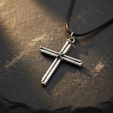 Alooya Çivili Haç Gümüş Kaplama Deri İp Kolye