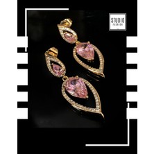 Studio Fashion 1988 Kararmaz Kuyumcu İşçilik Vip Çelik Premium Rodyum Kaplama Pembe Taşlı Tasarım Çivi Küpe