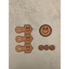 EKN Smiley Desenli Yelek & Hırka Aksesuar Seti – 3’lü Etiket + 3’lü Düğme + 1 Yuvarlak Logo (Kahverengi / Siyah Seçenekli)