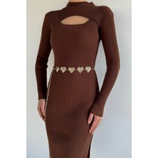 Gülseli Kadın Göğüs Dekolteli Yırtmaçlı Kolye Aksesuarlı Likralı Triko Elbise P-00019374