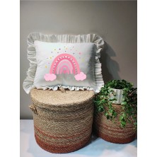 Moda Lime Isme Özel Pembe Bulutlu Gökkuşağı Desenli Fırfırlı Bebek Yastığı - Içi Dolgulu 30X40 cm