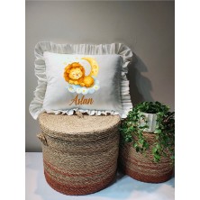 Moda Lime Isme Özel Aslan ve Ay Desenli Fırfırlı Bebek Yastığı - Içi Dolgulu 30X40 cm
