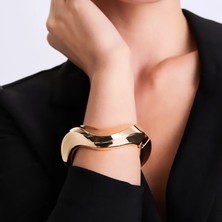 The Secret Desire Altın Renk Kavis Formlu Modern Kelepçe Bilezik – Şık ve Işıltılı Tasarım