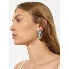 The Secret Desire Gümüş Damla Tasarım Küpe – Parlak Metal Modern & Iddialı Kadın Küpe