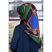 Vissona % 57 Ipek % 43 Viskon Twill Ipek Gold Efektli Geometrik Desenli Lacivert - Zümrüt Yeşili Renkli 90X90 Eşarp Dikim Şekli : El Dikişi