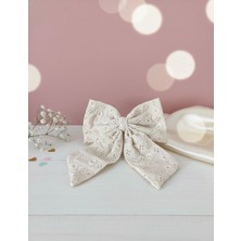 Lema Romantik Fisto Işlemeli Fiyonk Saç Tokası