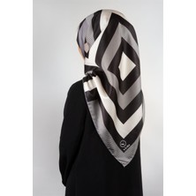 Violla Twill Geometrik Desenli Gümüş Renkli 90X90 Eşarp (Ipek Içermez) Dikim Şekli : El Dikişi