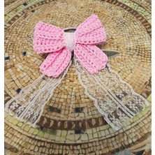 Patiska Tasarım Pembe Örgü Kurdele ve Dantel Detaylı Lastikli Saç Tokası – Kız Çocuk Saç Aksesuarı